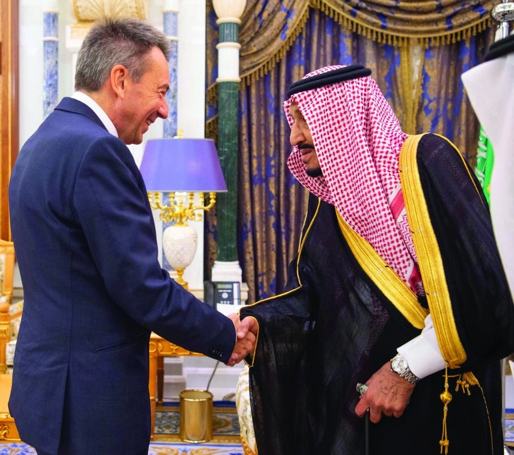 






الملك سلمان مستقبلا بيتر ماورر في مكتبه أمس  (واس)