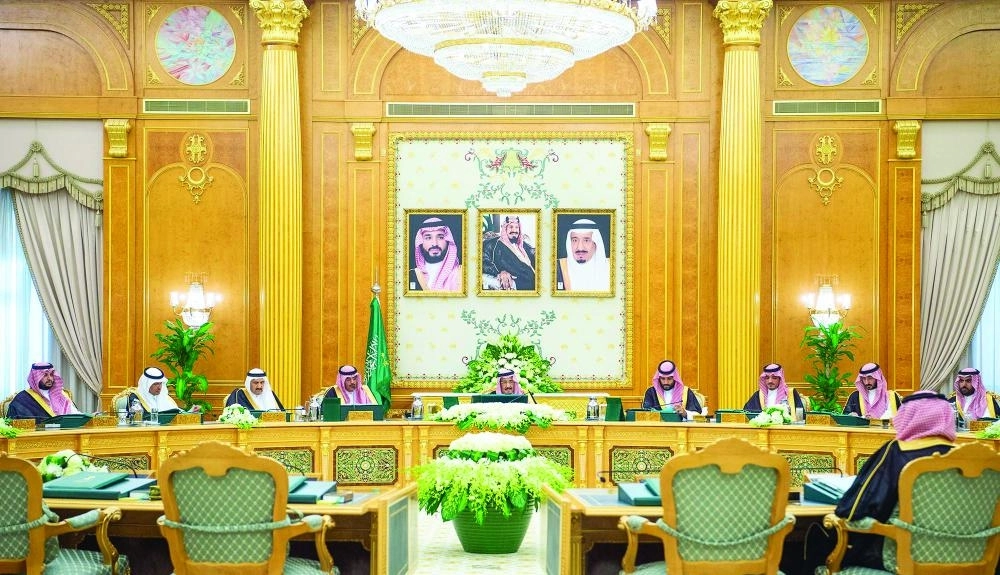 الملك سلمان لدى ترؤسه جلسة مجلس الوزراء في قصر اليمامة بالرياض أمس (واس)