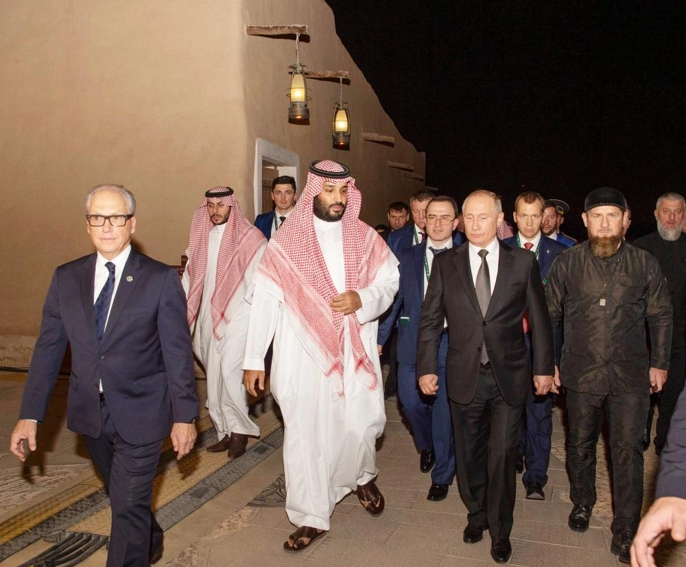 الأمير محمد بن سلمان وفلاديمير بوتين خلال تجولهما في الحي                                                       (واس)