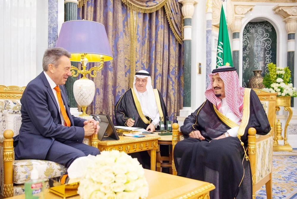 الملك سلمان لدى لقائه رئيس اللجنة أمس (واس)