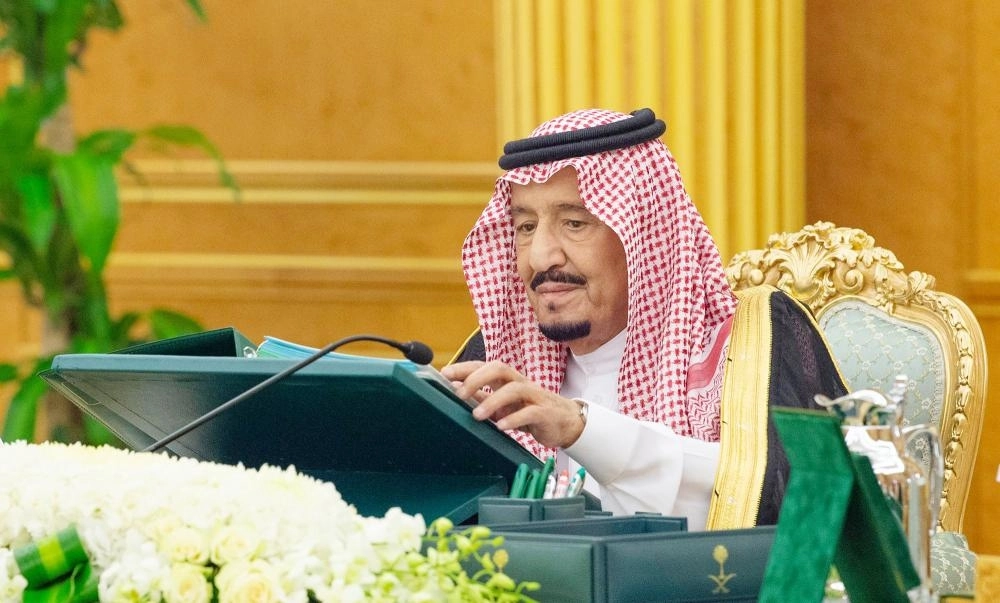 الملك سلمان لدى ترؤسه جلسة مجلس الوزراء في قصر اليمامة بالرياض أمس (واس)