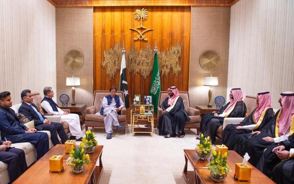 ولي العهد يجتمع مع رئيس وزراء جمهورية باكستان الإسلامية
