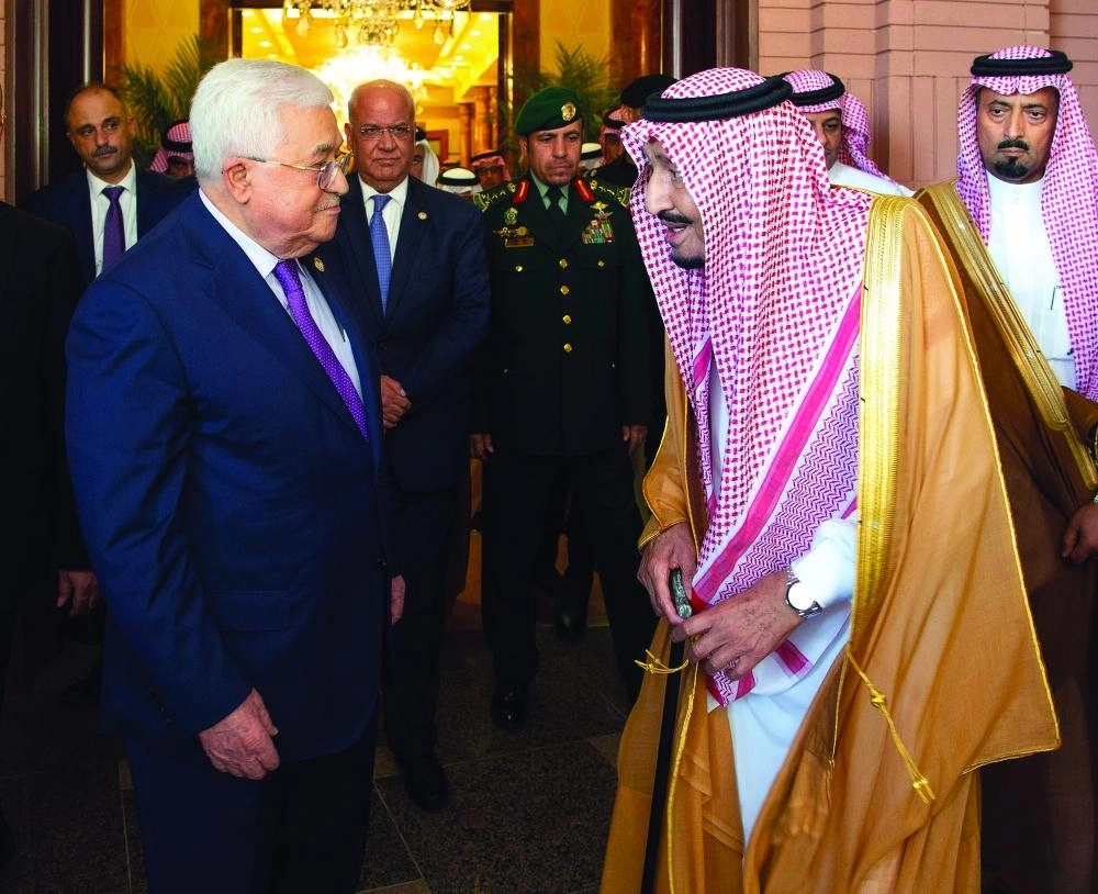 الملك سلمان خلال استقباله محمود عباس في الرياض أمس                                                                                                                                                  (واس)