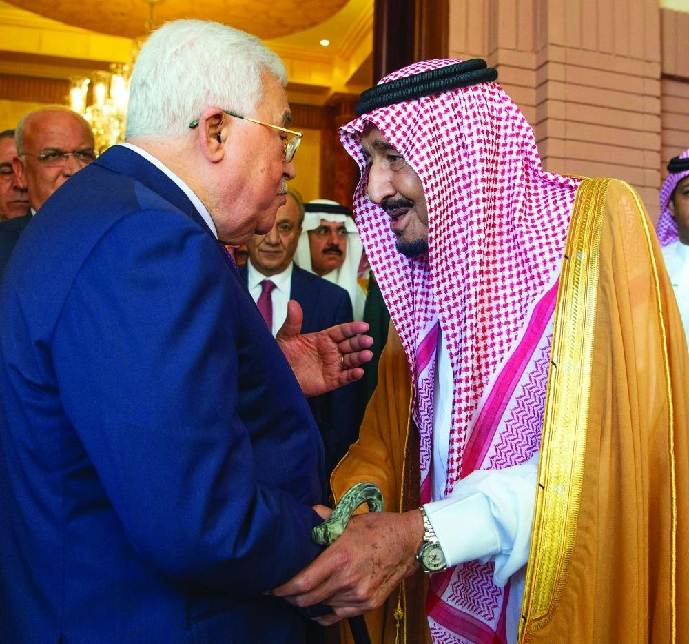 الملك سلمان خلال استقباله محمود عباس في الرياض أمس                                                                                                                                                  (واس)