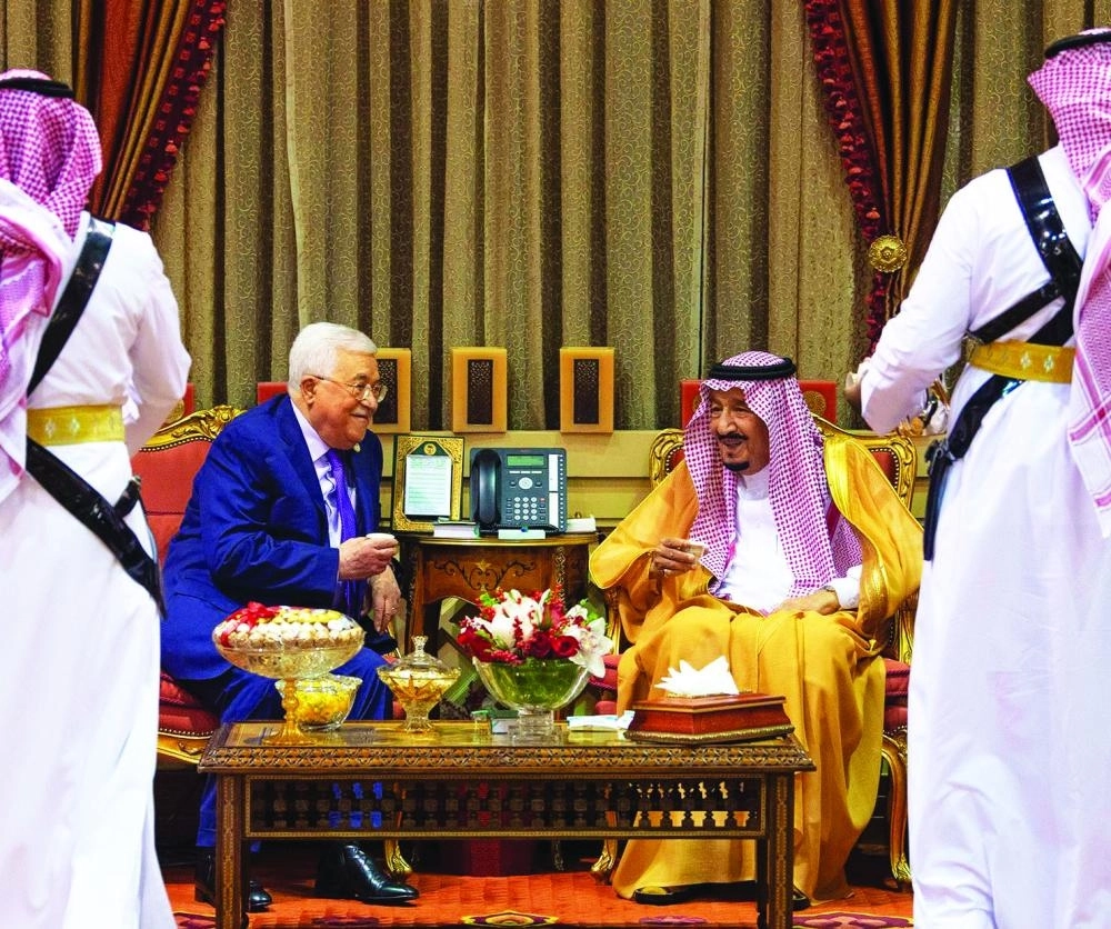 الملك سلمان خلال استقباله محمود عباس في الرياض أمس                                                                                                                                                  (واس)