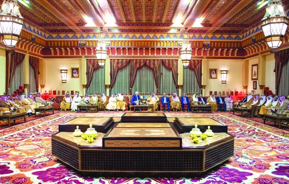 الملك سلمان خلال استقباله محمود عباس في الرياض أمس                                                                                                                                                  (واس)