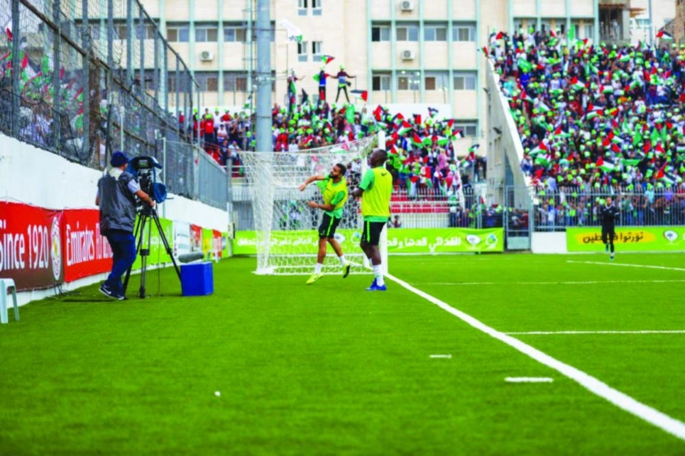 



هدايا لاعبي المنتخب للجماهير الفلسطينية