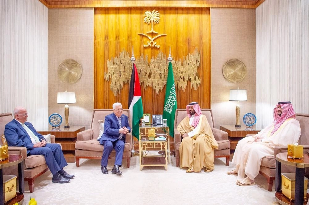 






الأمير محمد بن سلمان خلال جلسة المباحثات مع محمود عباس                                                                            (واس)