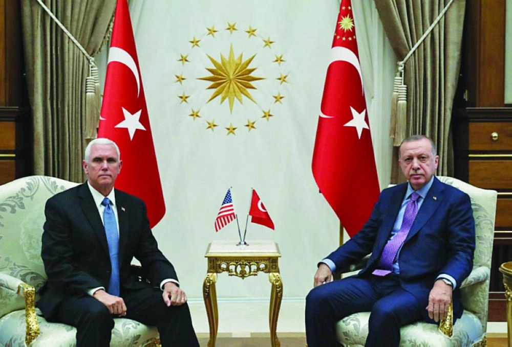 نائب الرئيس الأمريكي مع إردوغان       (د ب أ)