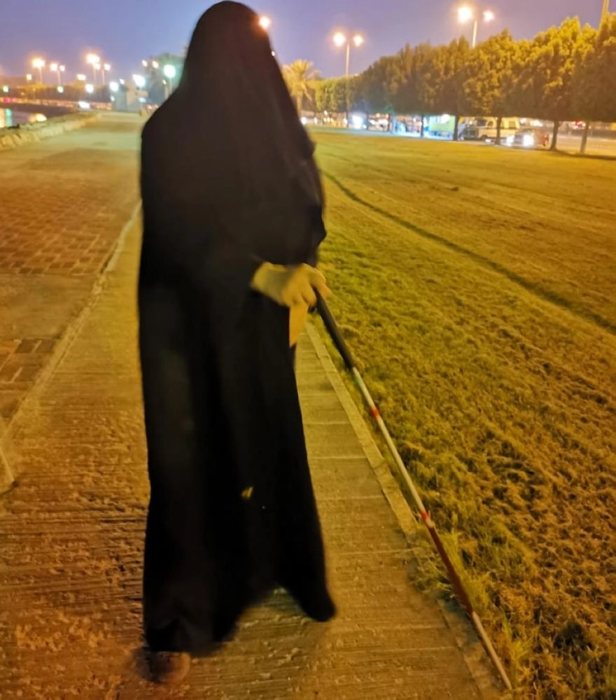 كفيفة تتحسس بالعصا (مكة)