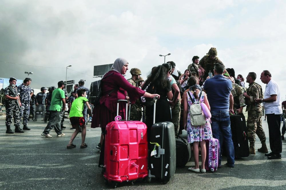 رعايا يصطفون في مطار بيروت                              (د ب أ)