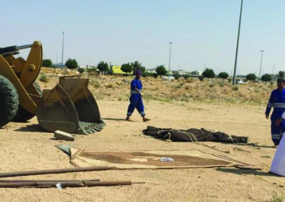 رفع المخلفات من الأراضي البيضاء                                                                                     (مكة)