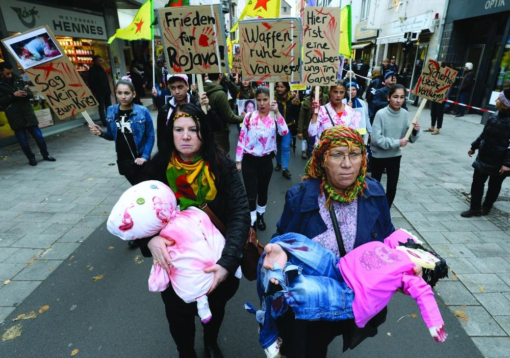 






متظاهرات غاضبات يحملن دمى لأطفال                                              (د ب أ)