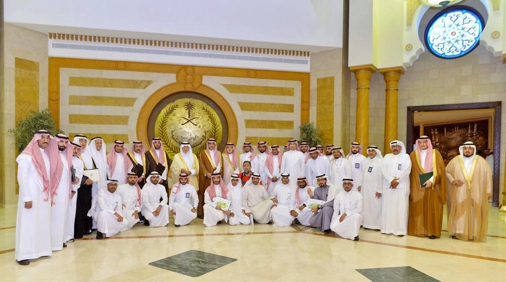 .. ومتوسطا المكرمين   (مكة)