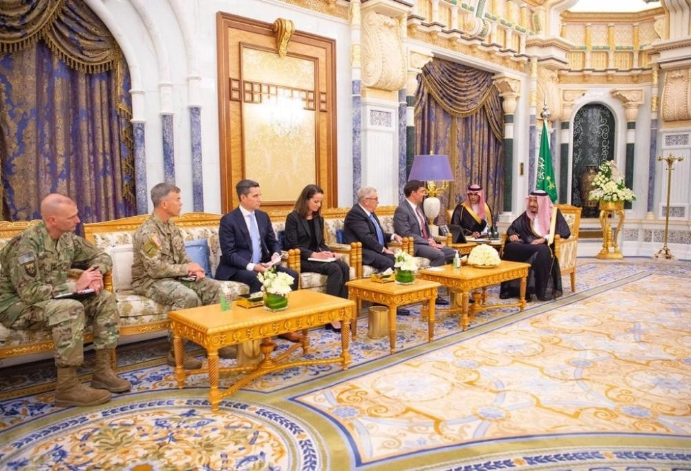 خادم الحرمين لدى استقباله وزير الدفاع الأمريكي (واس)2