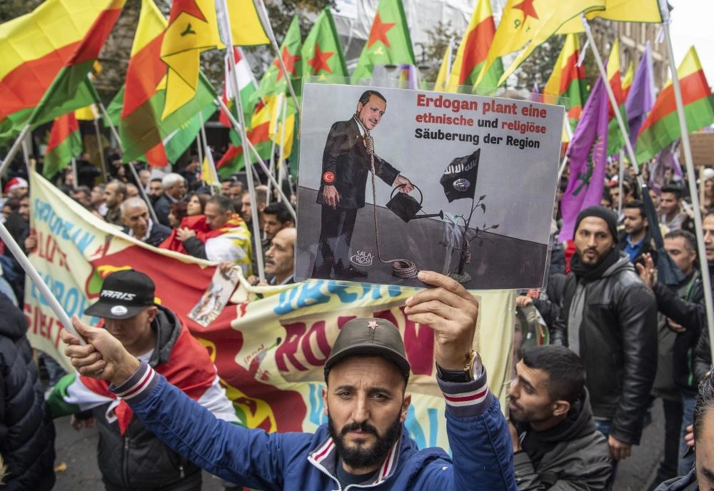 






متظاهرون ينددون بالغزو التركي                                                 (د ب أ)