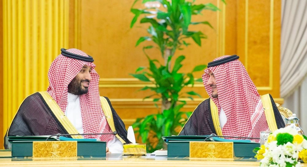 الأمير محمد بن سلمان وعبدالعزيز بن سعود خلال الجلسة  (واس)