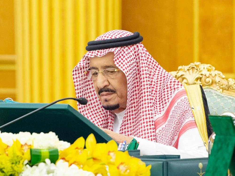 الملك سلمان لدى ترؤسه جلسة مجلس الوزراء في قصر اليمامة بالرياض أمس          (واس)
