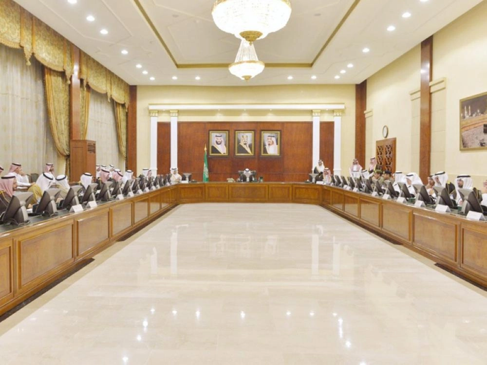 خالد الفيصل لدى ترؤسه اجتماع لجنة الحج المركزية أمس (واس)