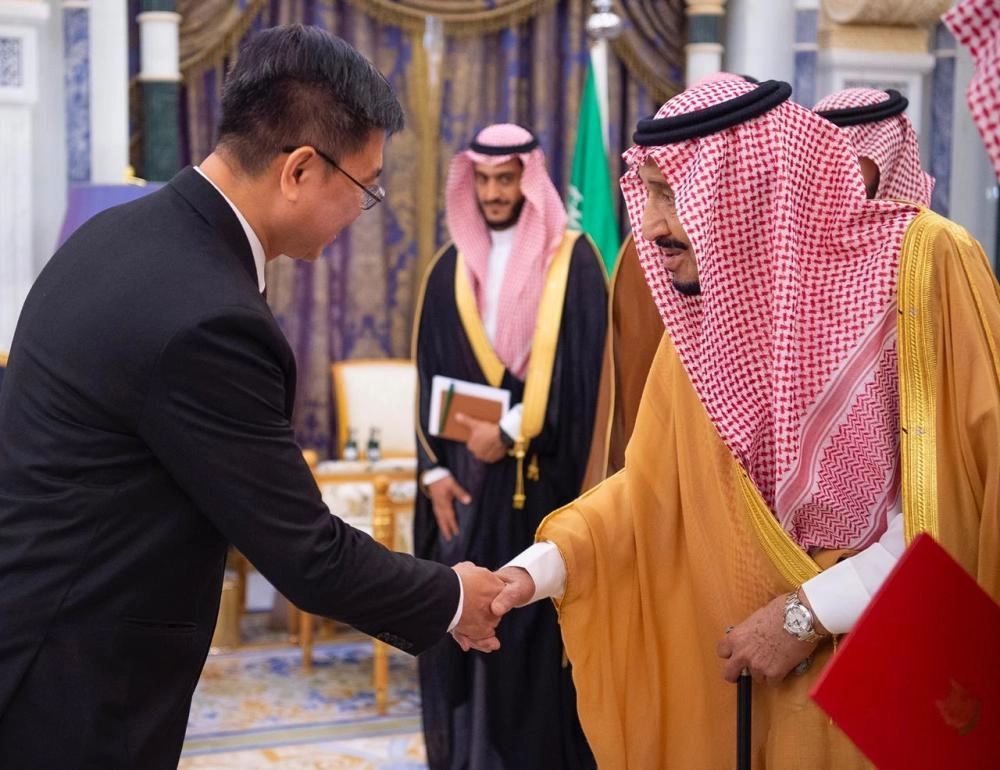 خادم الحرمين خلال تسلمه أوراق اعتماد سفراء الدول الصديقة (واس)