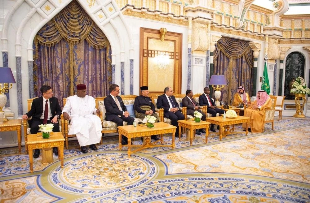 خادم الحرمين خلال تسلمه أوراق اعتماد سفراء الدول الصديقة (واس)