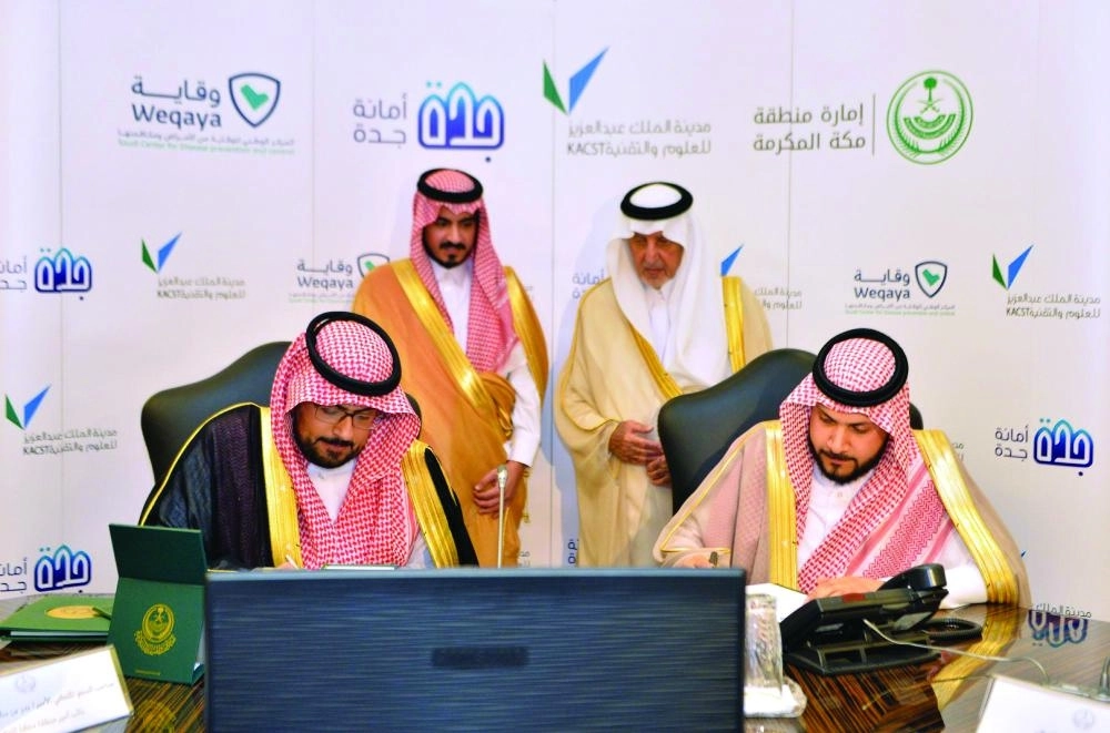 خالد الفيصل وبدر بن سلطان خلال توقيع الاتفاقيتين (مكة)