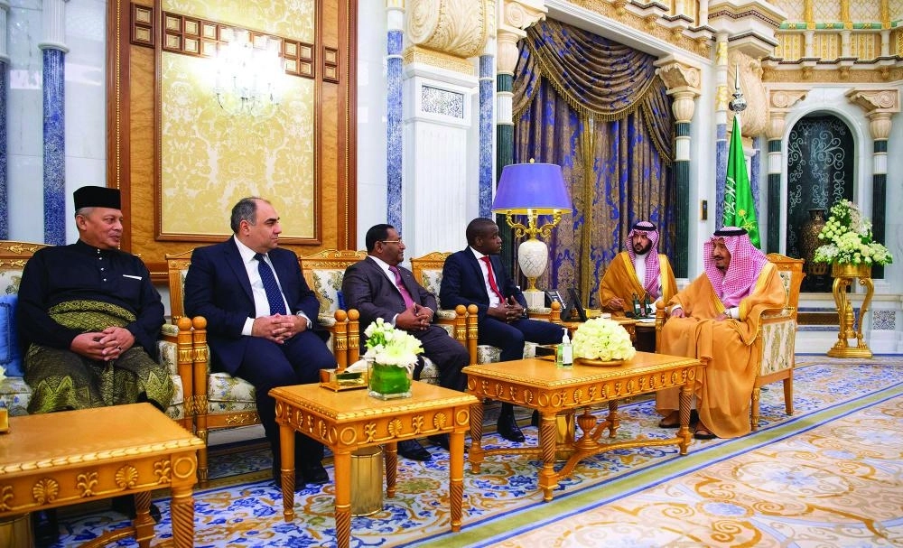 خادم الحرمين لدى استقباله السفراء في الرياض أمس                                                                                        (واس)