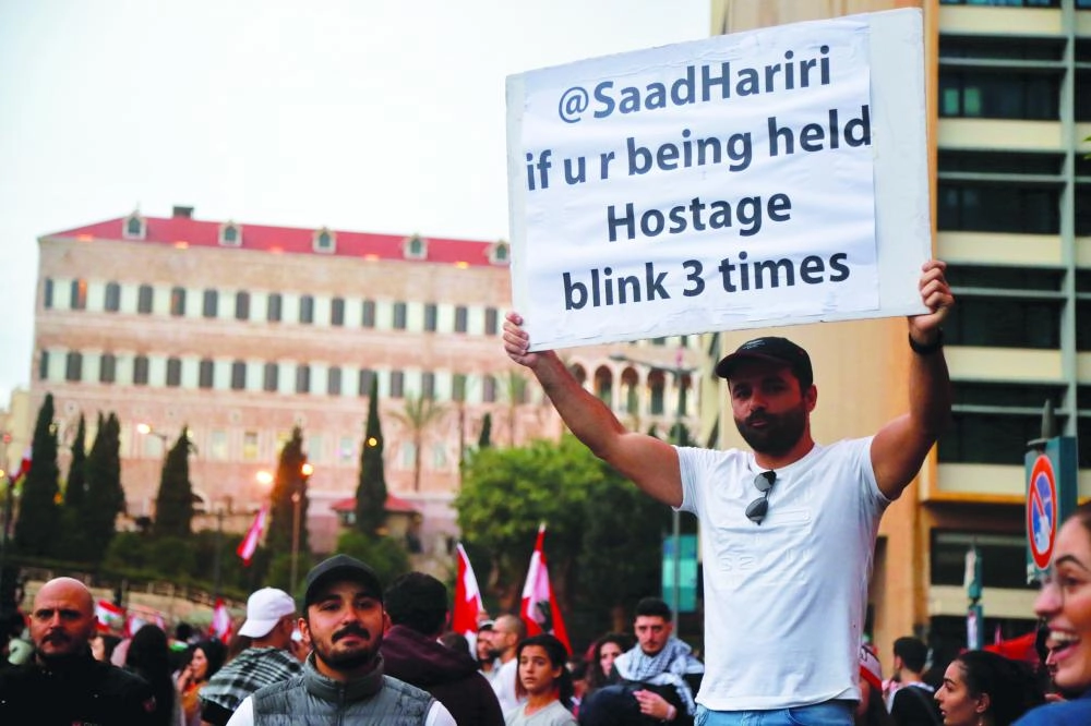 متظاهرون يرفعون لافتات                (د ب أ)