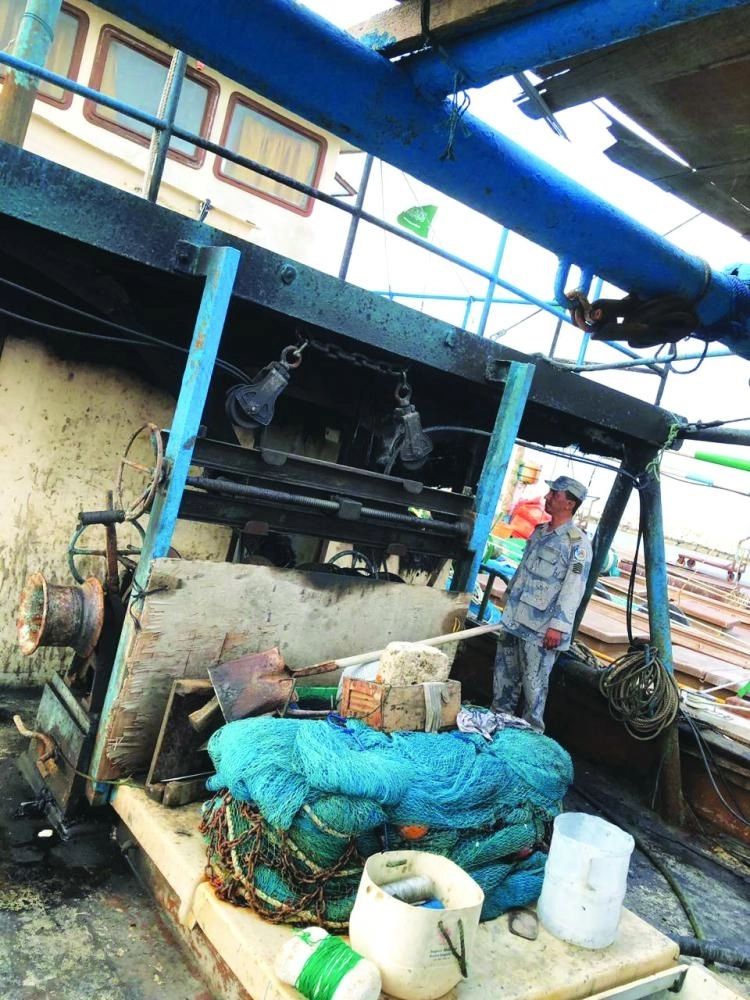 رجال حرس الحدود عقب إطفاء الحريق (مكة)