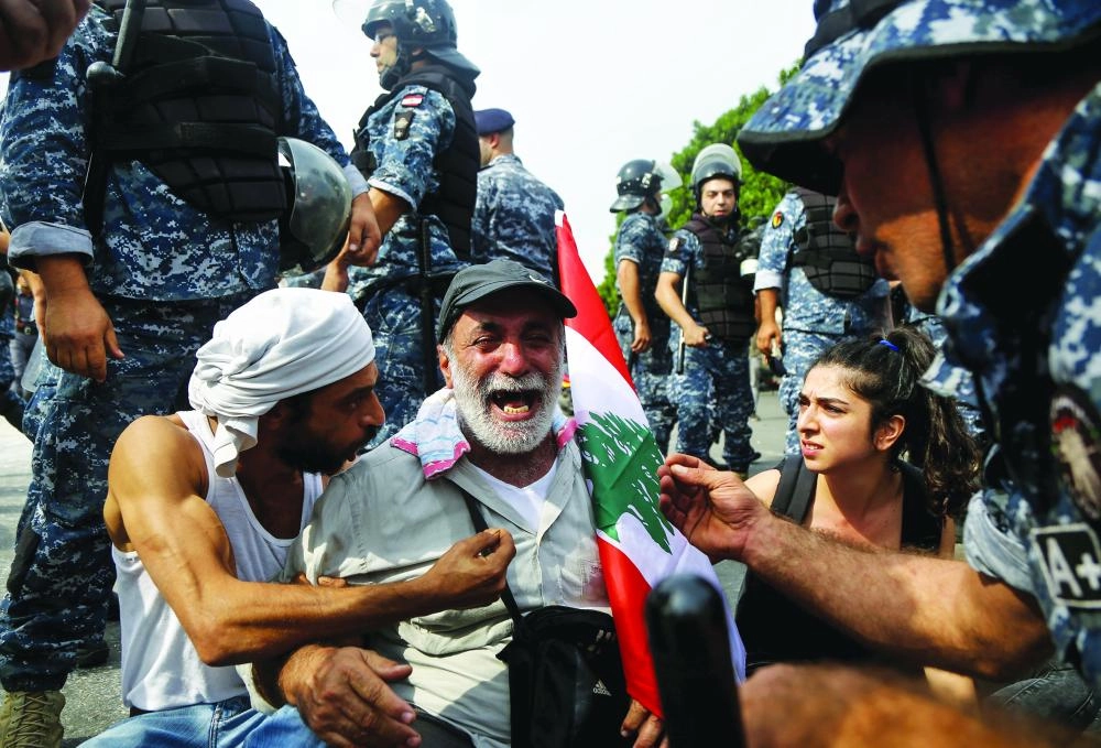 






متظاهر لبناني يبكي خلال فض أحد الاعتصامات                      (د ب أ)