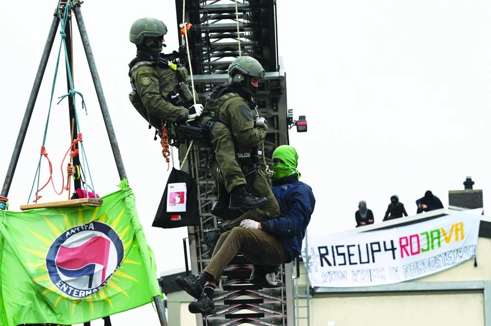 






الأمن يمنع محتجا متضامنا مع الأكراد من الانتحار                       (د ب أ)