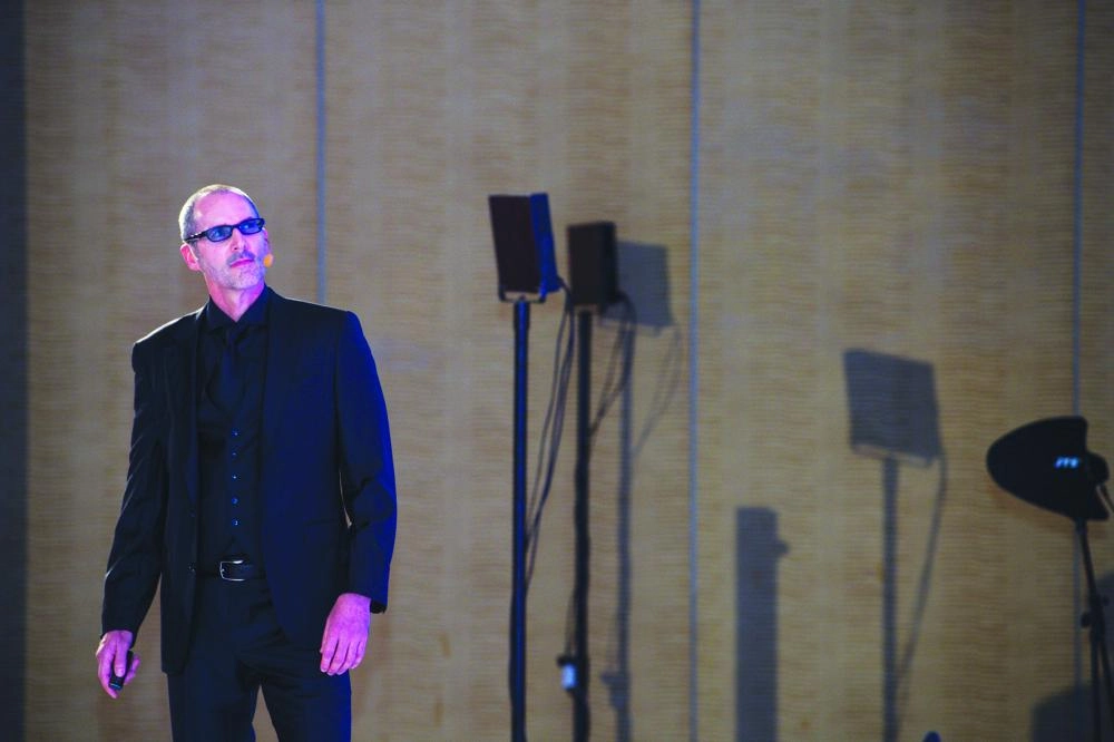 






ستيف برازيل خلال العرض