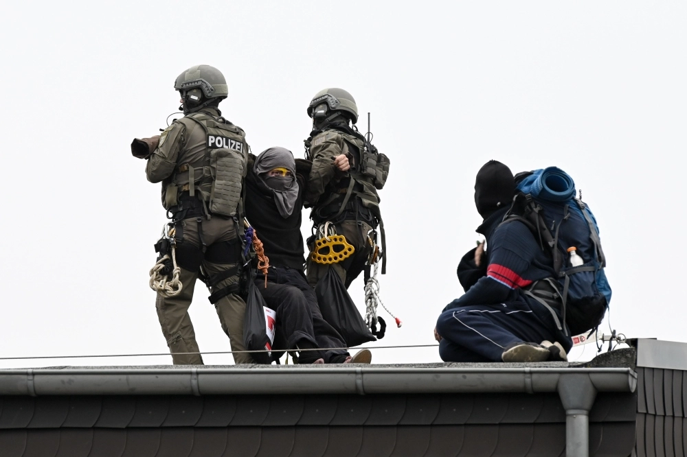 القوات تمنع أحد المتعاطفين مع الأكراد من الانتحار (د ب أ)