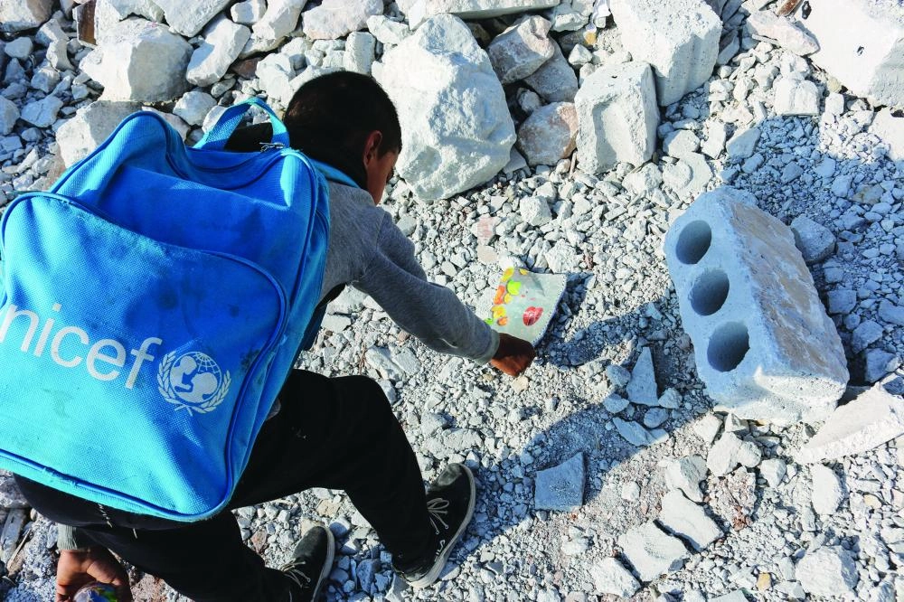 طفل سوري يتفقد حطام منزل في أعقاب غارة مزعومة (د ب أ)