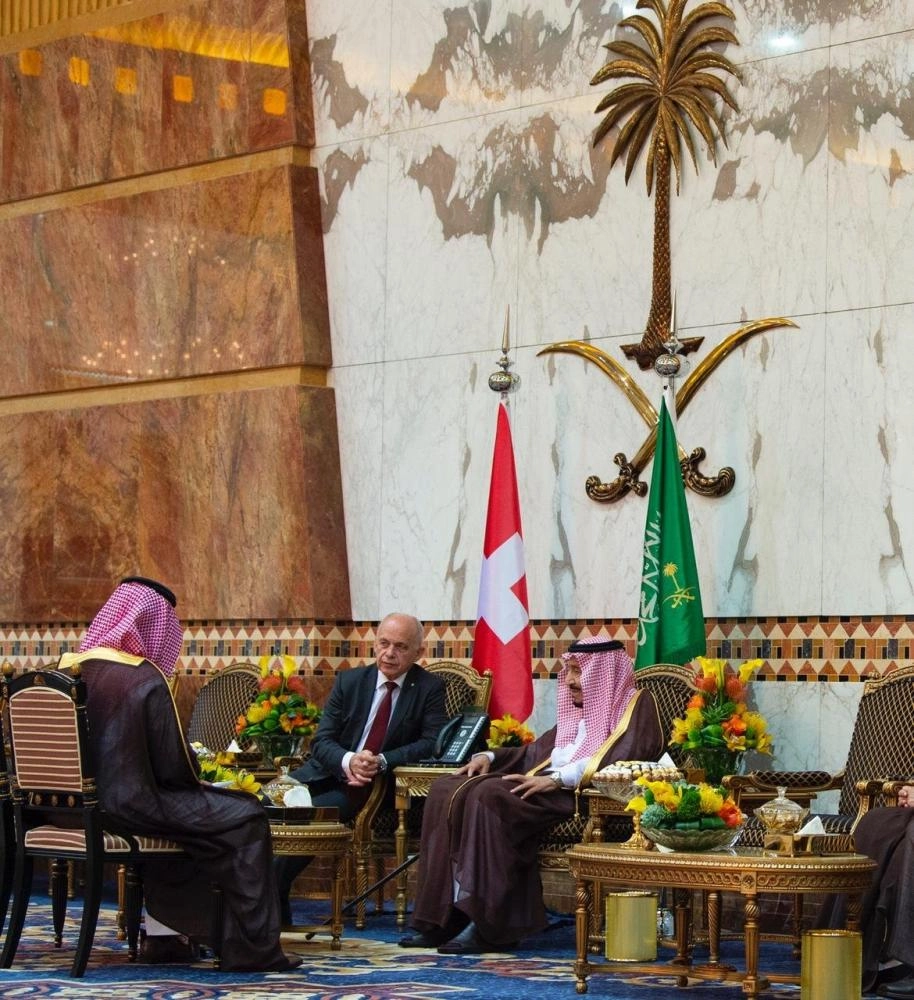 خادم الحرمين خلال استقباله رئيس الاتحاد السويسري (واس)