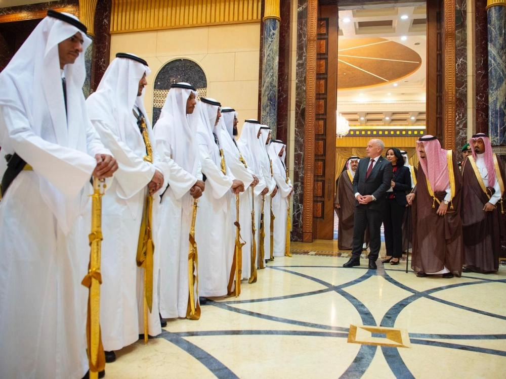 خادم الحرمين خلال استقباله رئيس الاتحاد السويسري (واس)