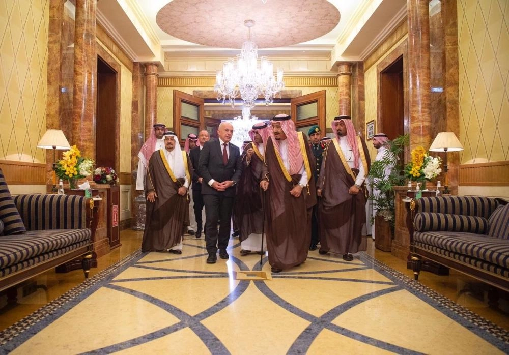 خادم الحرمين خلال استقباله رئيس الاتحاد السويسري (واس)