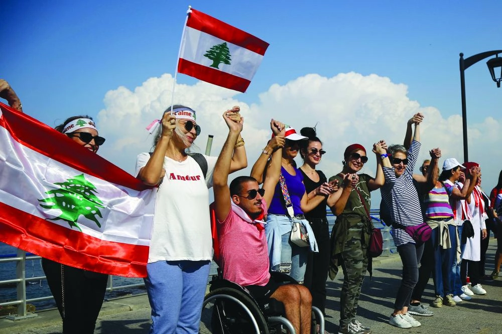 لبنانيات يشاركن في الاحتجاجات (د ب أ)