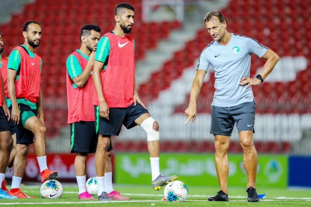 هيرفي رينارد لحظة تنفيذ خطة لعب أثناء التدريبات     (الاتحاد السعودي)