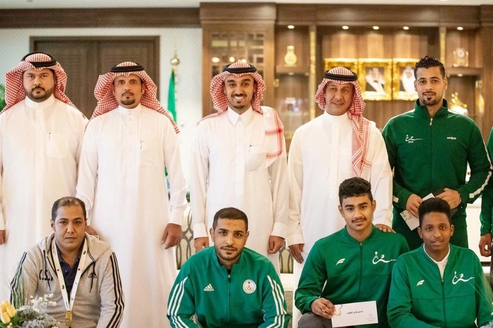 عبدالعزيز بن تركي يستقبل المكرمين                                               (هيئة الرياضة)