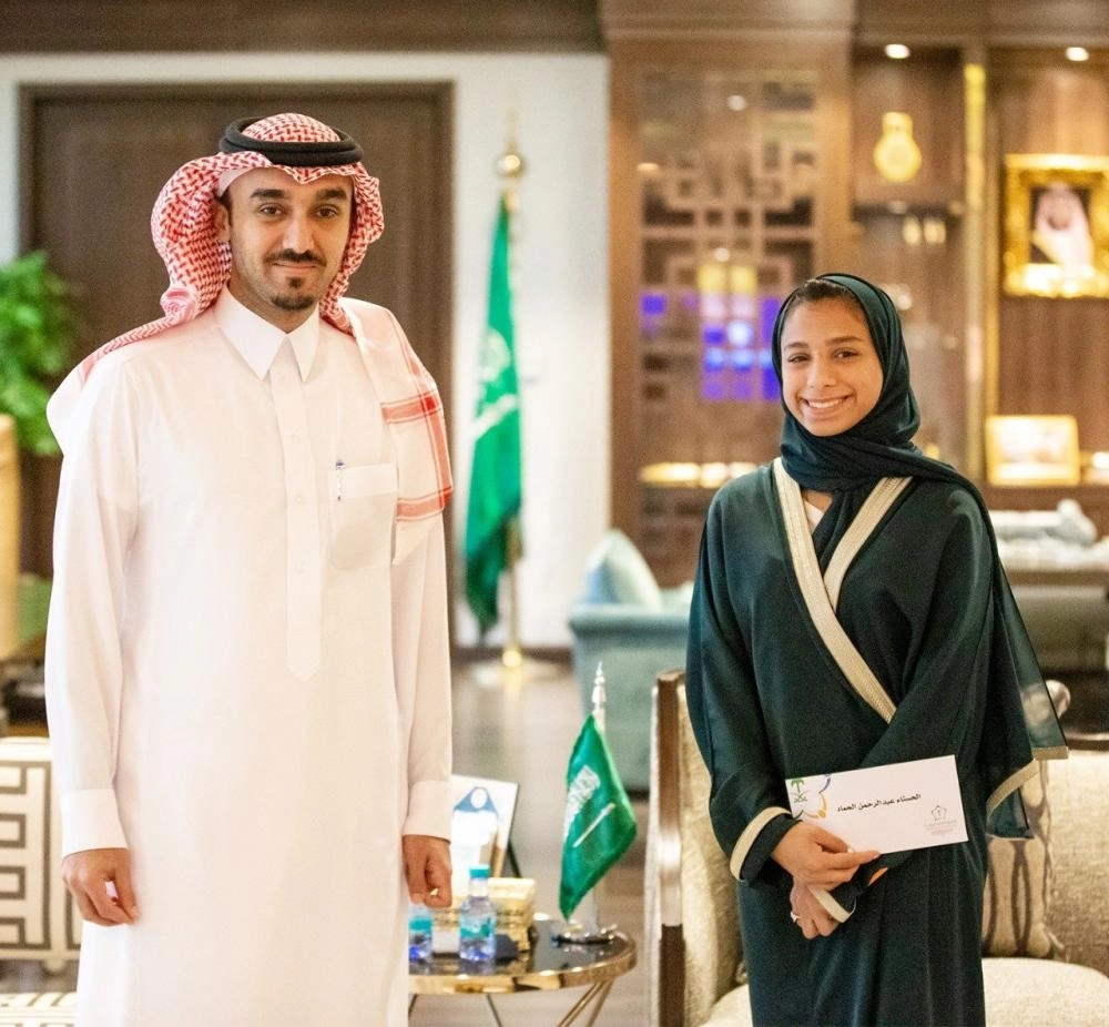 تكريم رئيس الهيئة للاعبة حسناء    (هيئة الرياضة)