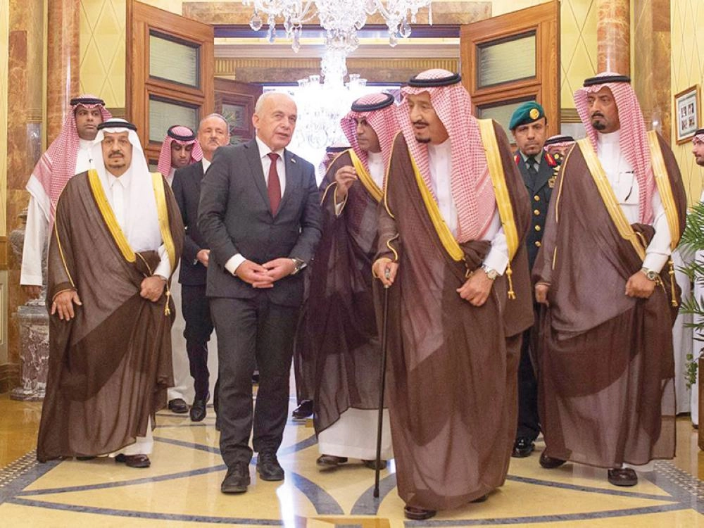 الملك سلمان لدى لقائه أولي ماورر في الرياض أمس (واس)