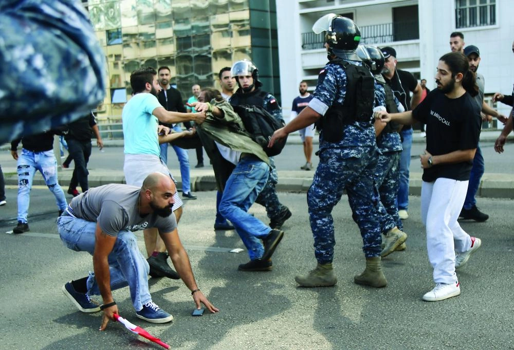 



اشتباكات بالأيدي خلال مظاهرات لبنان           (د ب أ)