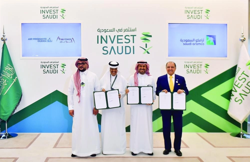 






أثناء مراسم التوقيع                                                            (أرامكو السعودية)