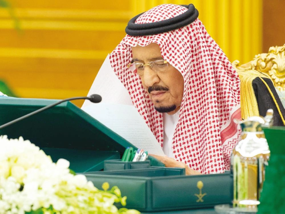 الملك سلمان لدى ترؤسه جلسة مجلس الوزراء في قصر اليمامة بالرياض أمس (واس)