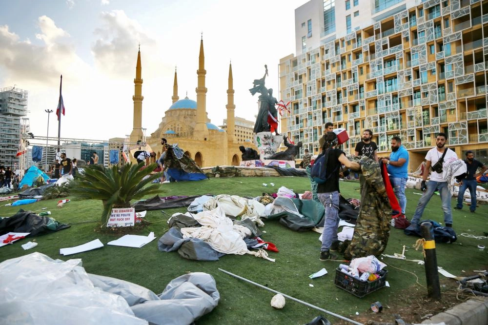 






خيام المعتصمين تعرضت لاعتداء حزب الله                                                                                                        (د ب أ)