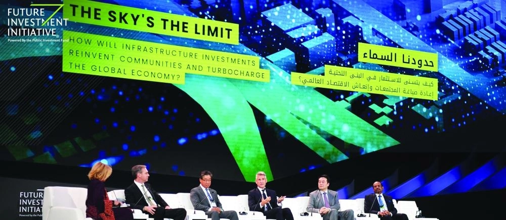 






عدد من المتحدثين                                     (مبادرة مستقبل الاستثمار)