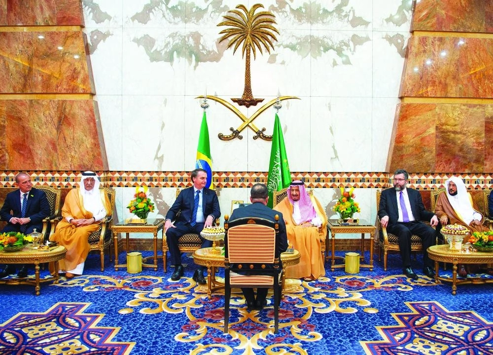 خادم الحرمين خلال استقباله الرئيس البرازيلي في الرياض أمس (واس)