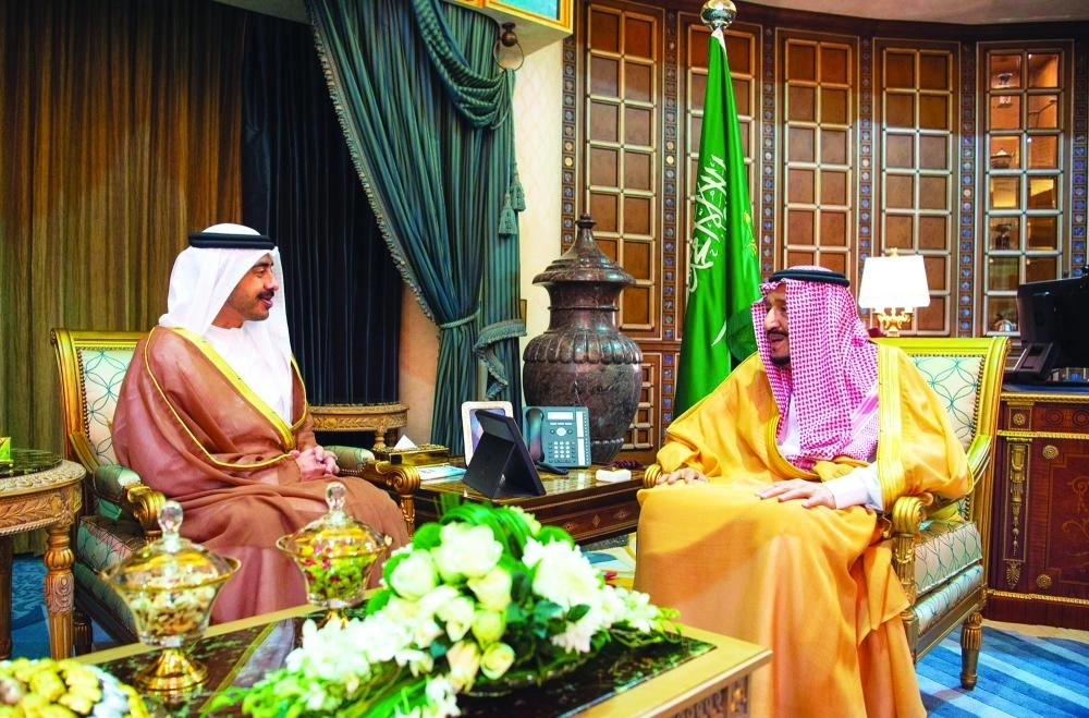 خادم الحرمين في حديث مع عبدالله بن زايد أمس في الرياض  (واس)