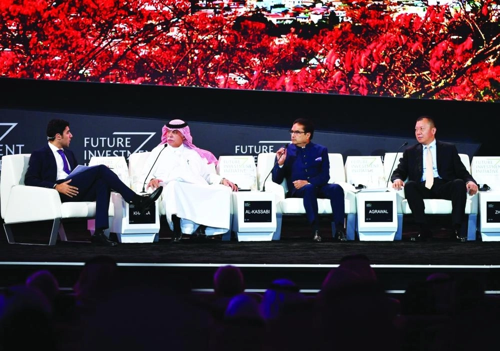 






القصبي بين المشاركين في الجلسة               (مبادرة مستقبل الاستثمار)